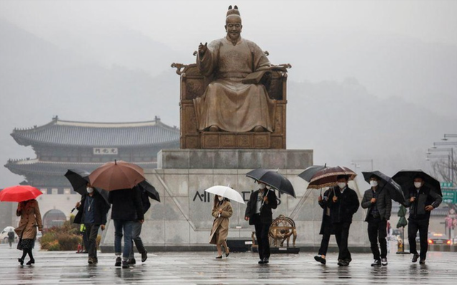 Người dân ở thủ đô Seoul (Hàn Quốc), ngày 17/11. (Ảnh minh họa: Reuters)