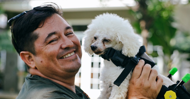 Anh Oscar Fernando Ruiz Bonilla (44 tuổi, người Colombia) - Đồng sáng lập Forever Wheelchair - tổ chức làm xe lăn, cứu hộ chó mèo ở Việt Nam