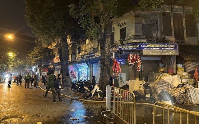 Lực lượng chức năng nhanh chóng đến hiện trường để dập tắt đám cháy nhà tại phố Hàng Mã. Ảnh: Báo Giao thông
