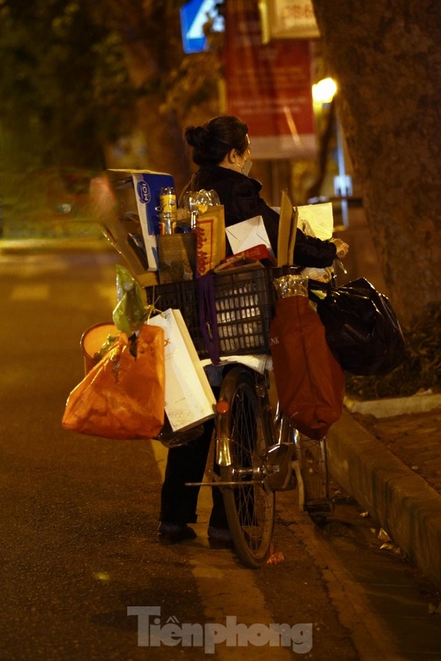 Lao động đường phố nhọc nhằn mưu sinh trong đêm rét sâu đầu đông ở Hà Nội - Ảnh 1.