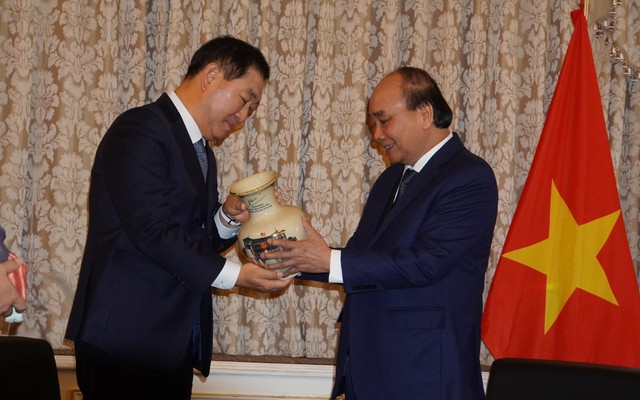 Chủ tịch nước tặng chiếc bình mang lại điều may mắn cho ông Han Jong-hee