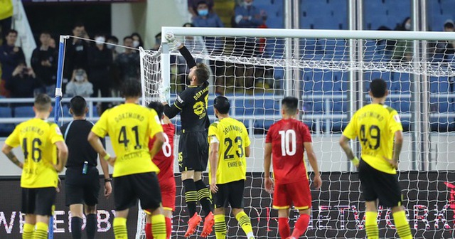 Xà ngang khung thành CLB Borussia Dortmund bị bung ra trong trận giao hữu với đội tuyển Việt Nam tối 30-11 trên sân Mỹ Đình - Ảnh: NGUYỄN KHÁNH
