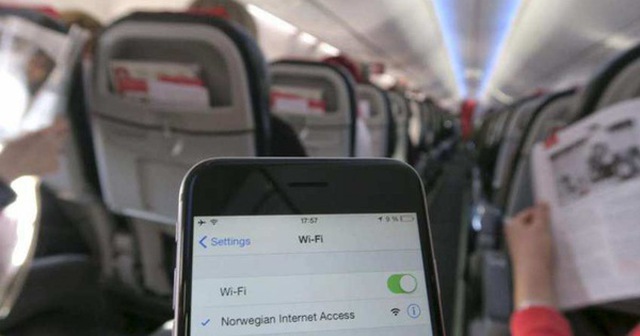 Một người sử dụng mạng wifi trên máy bay trong khi chuyển điện thoại sang chế độ máy bay - Ảnh minh họa: REUTERS