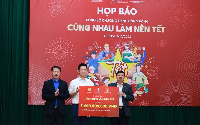 Đại diện Tổng Liên đoàn Lao động Việt Nam, SABECO và Trung ương Đoàn trao bảng chứng nhận tại sự kiện công bố chương trình "Cùng nhau làm nên Tết"