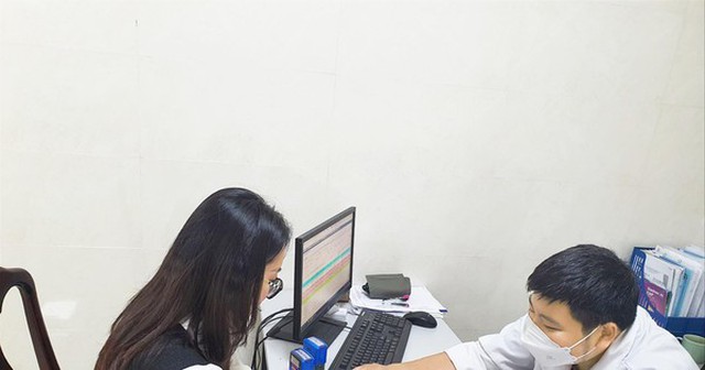 Bác sĩ Nguyễn Tiến Dũng đang khám cho một bệnh nhân bị liệt mặt