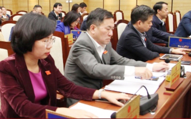 Đại biểu HĐND Hà Nội bấm nút thông qua Nghị quyết.
