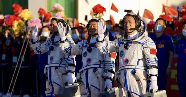 Các phi hành gia Trung Quốc trở về Trái đất sau một thời gian dài sống trên không gian.