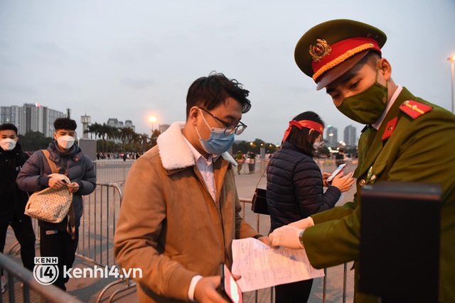 Bất chấp thời tiết lạnh giá đầu năm, hàng nghìn CĐV Việt Nam vẫn háo hức đến SVĐ Mỹ Đình cổ vũ cho đội tuyển quốc gia - Ảnh 11.