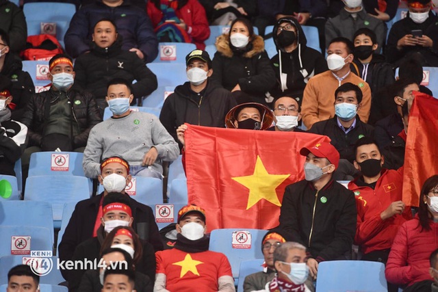 Bất chấp thời tiết lạnh giá đầu năm, hàng nghìn CĐV Việt Nam vẫn háo hức đến SVĐ Mỹ Đình cổ vũ cho đội tuyển quốc gia - Ảnh 18.