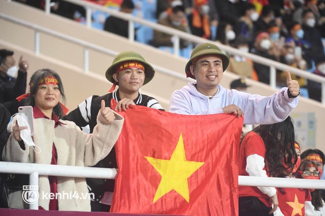 Bất chấp thời tiết lạnh giá đầu năm, hàng nghìn CĐV Việt Nam vẫn háo hức đến SVĐ Mỹ Đình cổ vũ cho đội tuyển quốc gia - Ảnh 19.