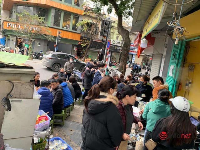 Quán bún ở Hà Nội bé tẹo, chỉ 1m2 thuê 16 nhân viên, bán nghìn bát mỗi ngày, khách ngồi kín vỉa hè chờ ăn trong giá rét - Ảnh 2.