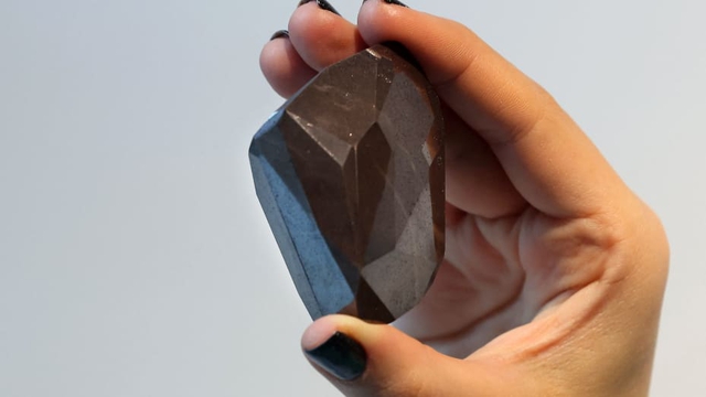 Viên kim cương đen lớn nhất thế giới có tuổi đời hàng tỷ năm được mua bằng tiền điện tử với giá 4,3 triệu USD - Ảnh 1.