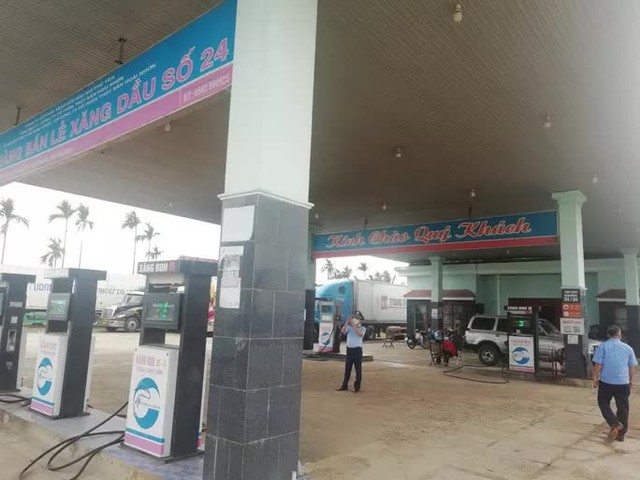 CLIP: Một cửa hàng xăng dầu ở Bình Định bị “tố” không bán xăng, đuổi khách đi - Ảnh 2.