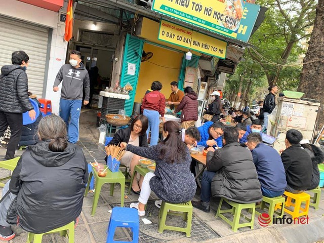 Quán bún ở Hà Nội bé tẹo, chỉ 1m2 thuê 16 nhân viên, bán nghìn bát mỗi ngày, khách ngồi kín vỉa hè chờ ăn trong giá rét - Ảnh 5.