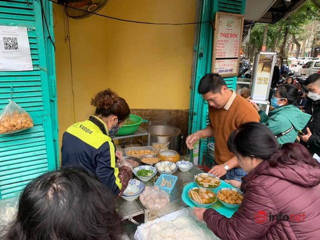 Quán bún ở Hà Nội bé tẹo, chỉ 1m2 thuê 16 nhân viên, bán nghìn bát mỗi ngày, khách ngồi kín vỉa hè chờ ăn trong giá rét - Ảnh 6.
