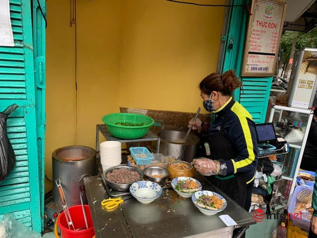 Quán bún ở Hà Nội bé tẹo, chỉ 1m2 thuê 16 nhân viên, bán nghìn bát mỗi ngày, khách ngồi kín vỉa hè chờ ăn trong giá rét - Ảnh 7.