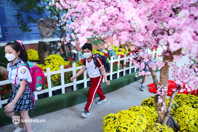  TP.HCM ngay lúc này: Toàn bộ học sinh đồng loạt đi học trở lại sau gần 10 tháng, không khí không khác gì mùng 1 Tết - Ảnh 2.