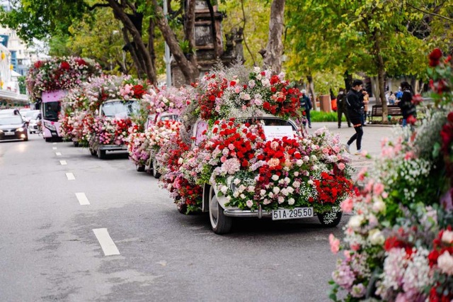 Valentine 2022: Màn tỏ tình ấn tượng nhất thế giới vừa diễn ra ở Hà Nội với 99.999 bông hồng - Ảnh 1.