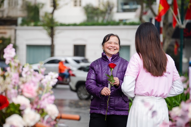 Valentine 2022: Màn tỏ tình ấn tượng nhất thế giới vừa diễn ra ở Hà Nội với 99.999 bông hồng - Ảnh 11.