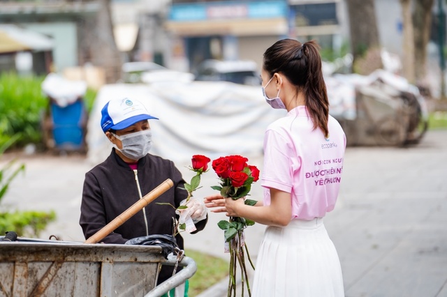 Valentine 2022: Màn tỏ tình ấn tượng nhất thế giới vừa diễn ra ở Hà Nội với 99.999 bông hồng - Ảnh 13.