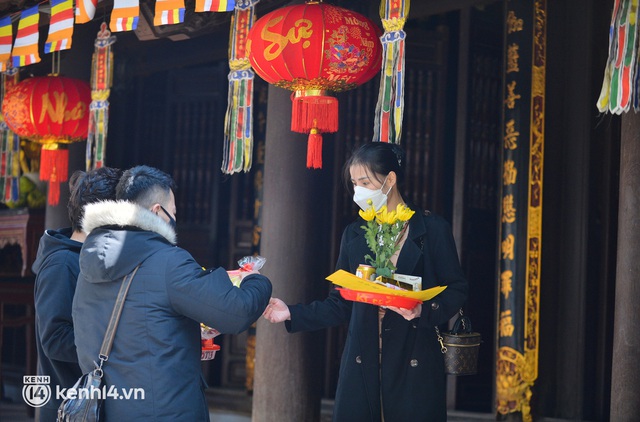 Hà Nội: Nam thanh nữ tú đổ xô đến chùa Hà xin thoát ế trong ngày lễ tình yêu Valentine - Ảnh 13.