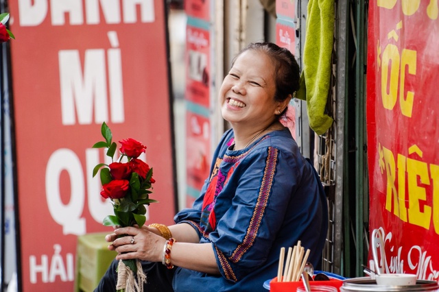 Valentine 2022: Màn tỏ tình ấn tượng nhất thế giới vừa diễn ra ở Hà Nội với 99.999 bông hồng - Ảnh 16.