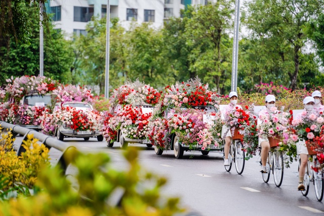Valentine 2022: Màn tỏ tình ấn tượng nhất thế giới vừa diễn ra ở Hà Nội với 99.999 bông hồng - Ảnh 4. Valentine 2022: Màn tỏ tình ấn tượng nhất thế giới vừa diễn ra ở Hà Nội với 99.999 bông hồng - Ảnh 4.