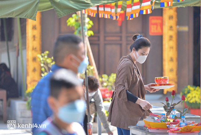 Hà Nội: Nam thanh nữ tú đổ xô đến chùa Hà xin thoát ế trong ngày lễ tình yêu Valentine - Ảnh 4.