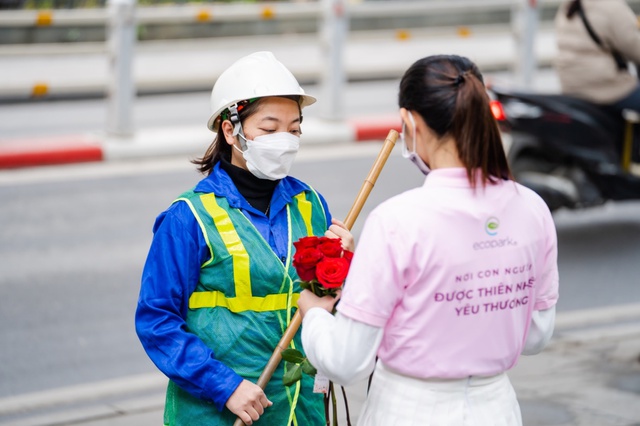 Valentine 2022: Màn tỏ tình ấn tượng nhất thế giới vừa diễn ra ở Hà Nội với 99.999 bông hồng - Ảnh 6.