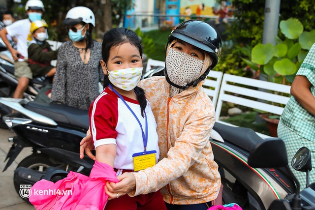  TP.HCM ngay lúc này: Toàn bộ học sinh đồng loạt đi học trở lại sau gần 10 tháng, không khí không khác gì mùng 1 Tết - Ảnh 7.