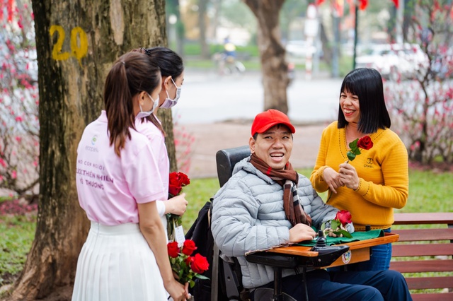 Valentine 2022: Màn tỏ tình ấn tượng nhất thế giới vừa diễn ra ở Hà Nội với 99.999 bông hồng - Ảnh 8. Valentine 2022: Màn tỏ tình ấn tượng nhất thế giới vừa diễn ra ở Hà Nội với 99.999 bông hồng - Ảnh 8.