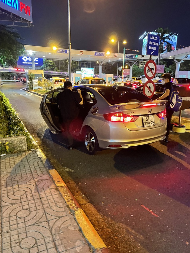 Thế giới taxi riêng ở sân bay Tân Sơn Nhất - Ảnh 3.