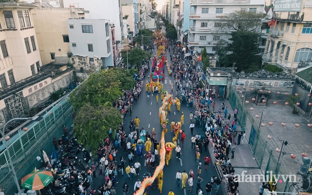 Hàng nghìn người dân chen chân xem diễu hành đường phố mừng Tết Nguyên tiêu, lâu lắm rồi TP.HCM mới vui đến thế! - Ảnh 10.