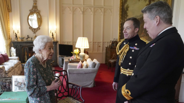 Nữ hoàng Anh tiết lộ tình trạng sức khoẻ hiện tại, gây lo lắng khi nói không thể cử động chân - Ảnh 1.