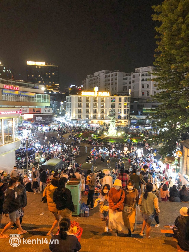 Đến hẹn lại lên: Đà Lạt cứ cuối tuần là hoạt động hết công suất, mưa lớn cũng không cản nổi dòng người - Ảnh 1.