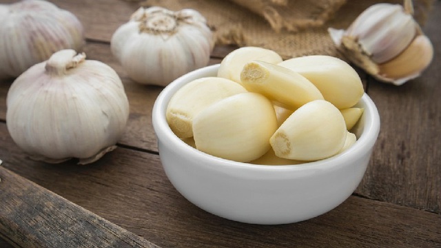  Ngâm tỏi cùng với thứ rẻ bèo này, sau 7 ngày sẽ giúp cơ thể chống ung thư, giảm huyết áp, giúp xương chắc khỏe hơn - Ảnh 2.