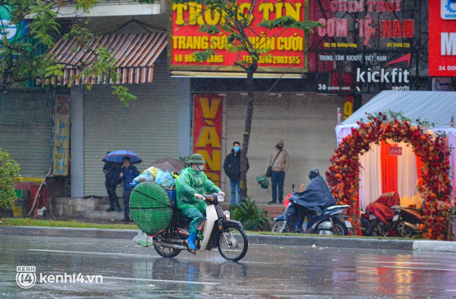 Hà Nội rét kỷ lục 8 độ C: Người dân cực khổ mưu sinh dưới mưa rét tê tái, hồ Gươm vắng bóng người qua lại - Ảnh 3.