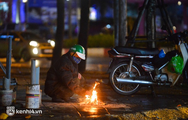  Xót xa cảnh người lao động mưu sinh giữa đêm rét kỷ lục 8 độ C ở Hà Nội: Mặc 4,5 bộ quần áo, trùm chăn kín mít nhưng chẳng ăn thua - Ảnh 11.