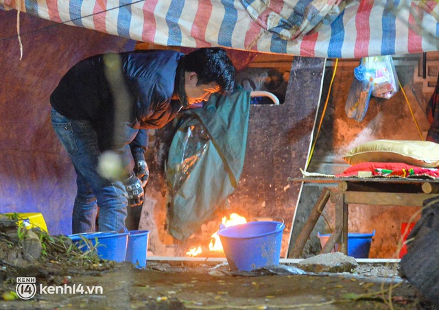  Xót xa cảnh người lao động mưu sinh giữa đêm rét kỷ lục 8 độ C ở Hà Nội: Mặc 4,5 bộ quần áo, trùm chăn kín mít nhưng chẳng ăn thua - Ảnh 13.