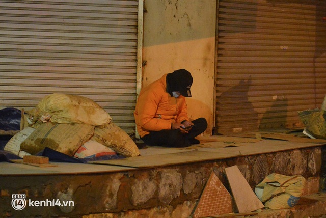  Xót xa cảnh người lao động mưu sinh giữa đêm rét kỷ lục 8 độ C ở Hà Nội: Mặc 4,5 bộ quần áo, trùm chăn kín mít nhưng chẳng ăn thua - Ảnh 17.