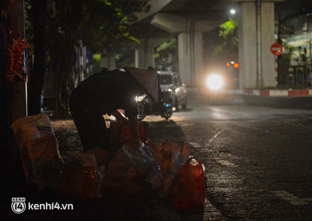 Xót xa cảnh người lao động mưu sinh giữa đêm rét kỷ lục 8 độ C ở Hà Nội: Mặc 4,5 bộ quần áo, trùm chăn kín mít nhưng chẳng ăn thua - Ảnh 5.
