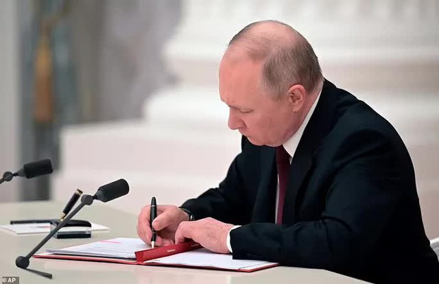 NÓNG: Tổng thống Putin ra lệnh quân đội Nga vào Đông Ukraine - Ảnh 1.