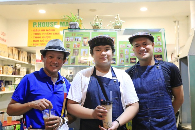 Cậu bé 13 tuổi ở Sài Gòn khởi nghiệp quán trà sữa với 2 triệu đồng vốn, vay mượn 30 triệu, vừa làm trông xe, pha chế, phục vụ, dọn vệ sinh - Ảnh 4.