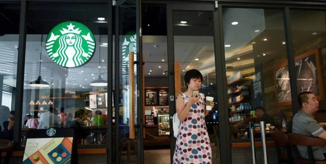 Bưu điện bán… cà phê: ‘Thế lực’ khiến Starbucks Trung Quốc khiếp vía, chưa thèm làm gì đã có số địa điểm nhiều gấp 10 lần, cứ mỗi phút bán được 1 cốc - Ảnh 2.