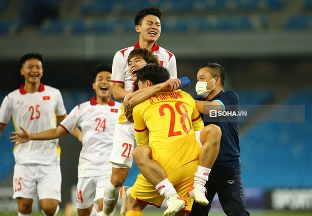  HLV Việt Nam kể lại khoảnh khắc cho thủ môn vào đá tiền đạo, bật mí kế sách chống hụt hơi - Ảnh 1.