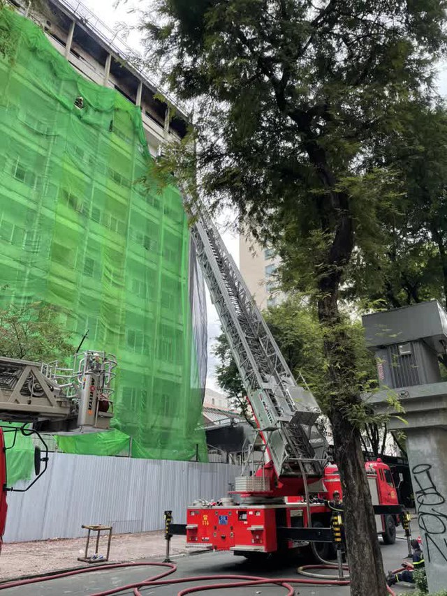  CLIP: Đang cháy lớn ở một tòa nhà trung tâm TP HCM  - Ảnh 2.