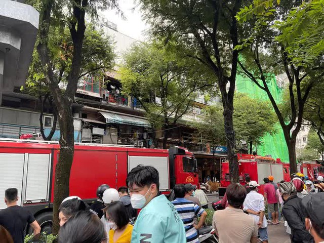  CLIP: Đang cháy lớn ở một tòa nhà trung tâm TP HCM  - Ảnh 3.