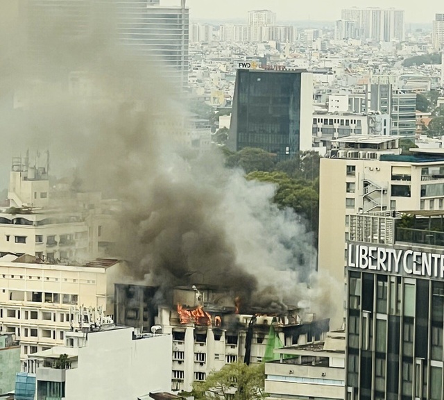  CLIP: Đang cháy lớn ở một tòa nhà trung tâm TP HCM  - Ảnh 4.