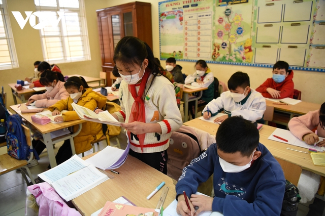 Từ 28/2, học sinh lớp 1-6 ở các huyện ngoại thành Hà Nội dừng học trực tiếp - Ảnh 1.