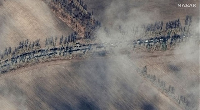  CNN: Đoàn xe quân sự dài 5km đông nghịt xe tăng Nga thẳng tiến về Thủ đô Kiev, Ukraine - Ảnh 2.